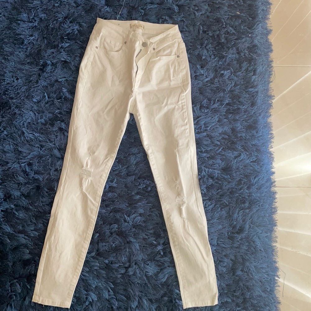 NWOT- Harper Heritage White Distresses skinny Jeans
